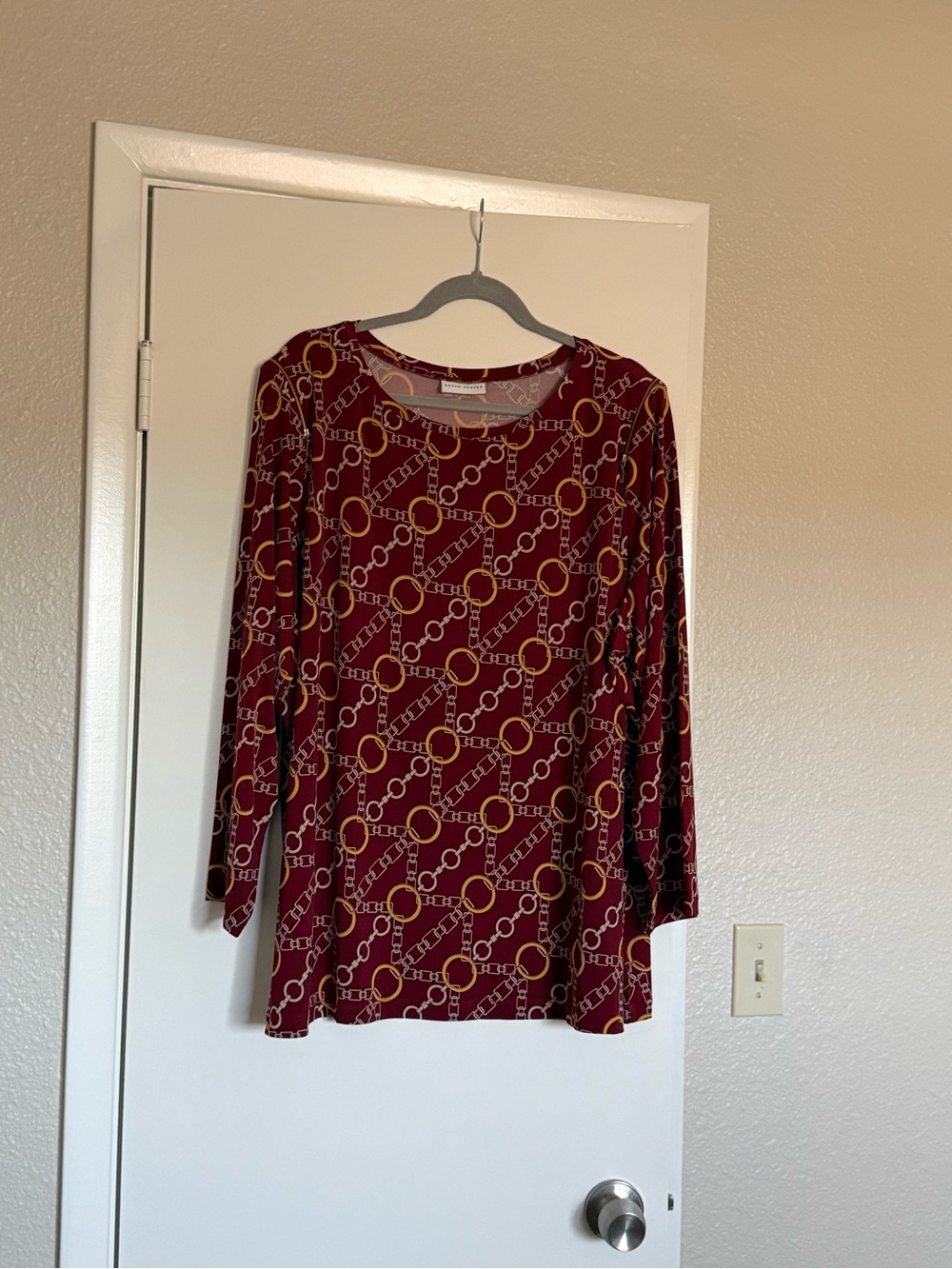 Susan Graver Burgundy Long Sleeve Liquid Knit Chain Pattern.Gold Zipper Shoulder - Picture 3 of 11